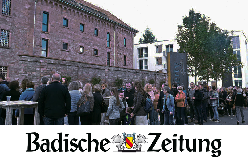 Steinmauer mit Pfeil Aufschrift Bureau